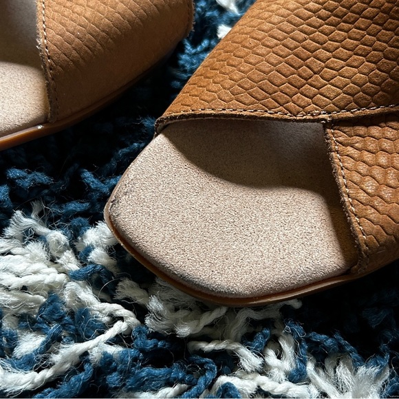 Munro Womens Jenny Brown tan embossed sandals size 7.5 - Picture 2 of 9